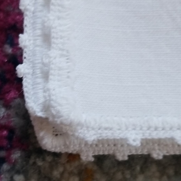 ๐ (Set of 4) VINTAGE Napkins w/ Tatting Embroidery - Picture 6 of 7